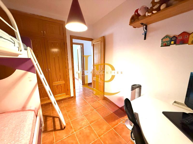 Foto 1a9c9d1f-d929-420f-8b94-4e5950df14b4. Chalet con camino riscaldamento parcheggio piscina in Casar (El)