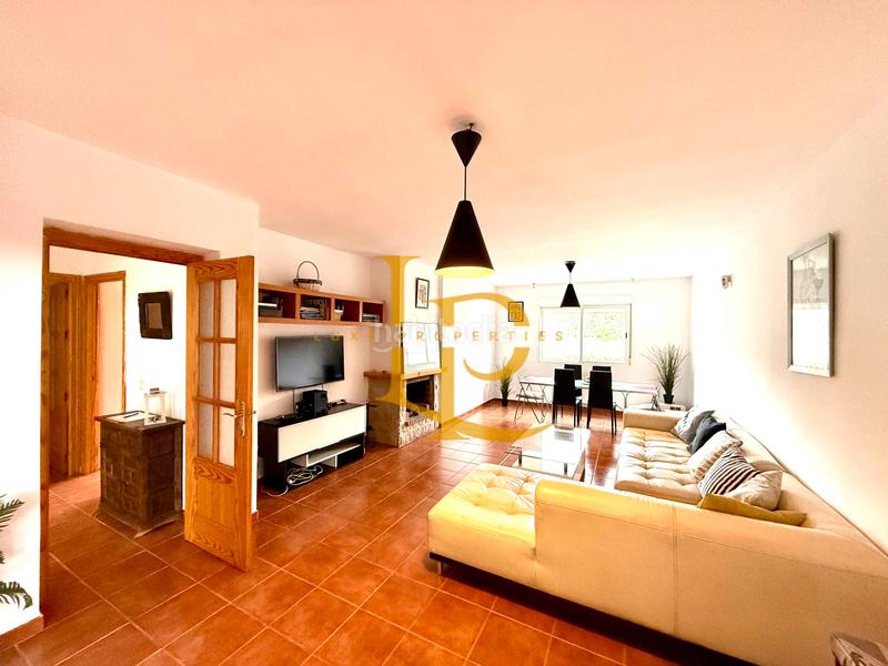 Foto 23d25a3b-f125-4823-af0d-b12fed6ca829. Chalet con camino riscaldamento parcheggio piscina in Casar (El)