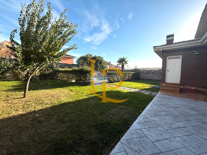 Foto 490738e4-7e45-4d30-8a24-a30ed1b3e2bc. Chalet con camino riscaldamento parcheggio piscina in Casar (El)