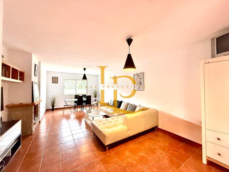 Foto 4f2e5f37-60db-4c5d-852c-b41e48dffd95. Chalet con camino riscaldamento parcheggio piscina in Casar (El)