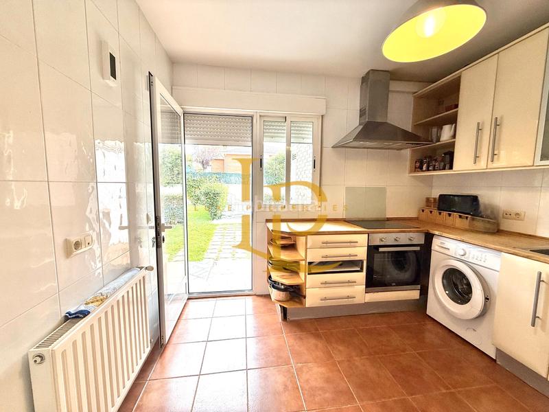 Foto b1b8a8d2-ab58-4d65-8611-11b8cf73d12d. Chalet con camino riscaldamento parcheggio piscina in Casar (El)