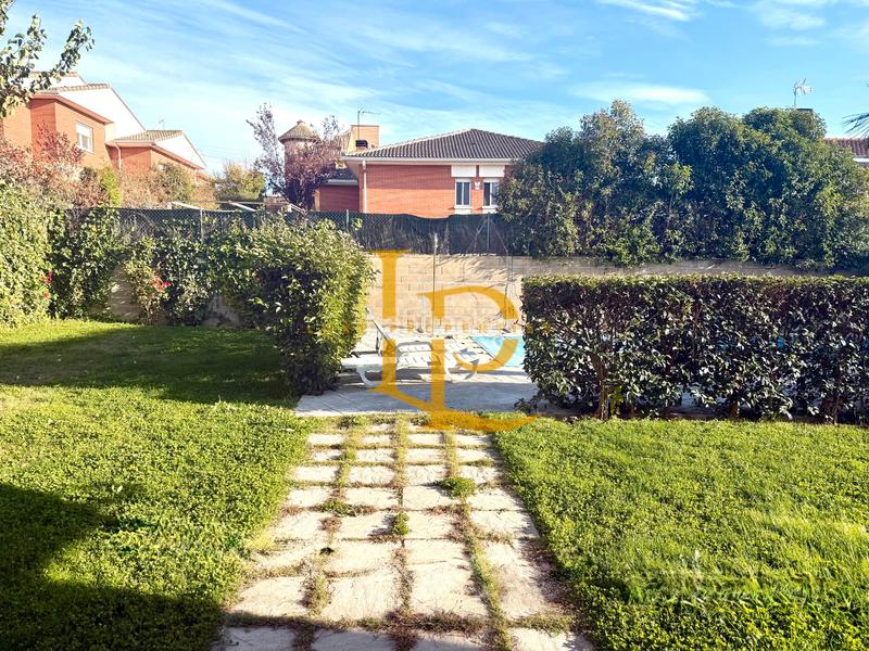 Foto da9a91ee-d6d6-4358-b264-0855027d4c81. Chalet con camino riscaldamento parcheggio piscina in Casar (El)