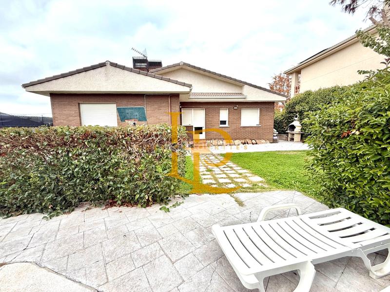 Foto dd7c42dc-6ab4-47ba-80d9-70d7fb34d6d7. Chalet con camino riscaldamento parcheggio piscina in Casar (El)