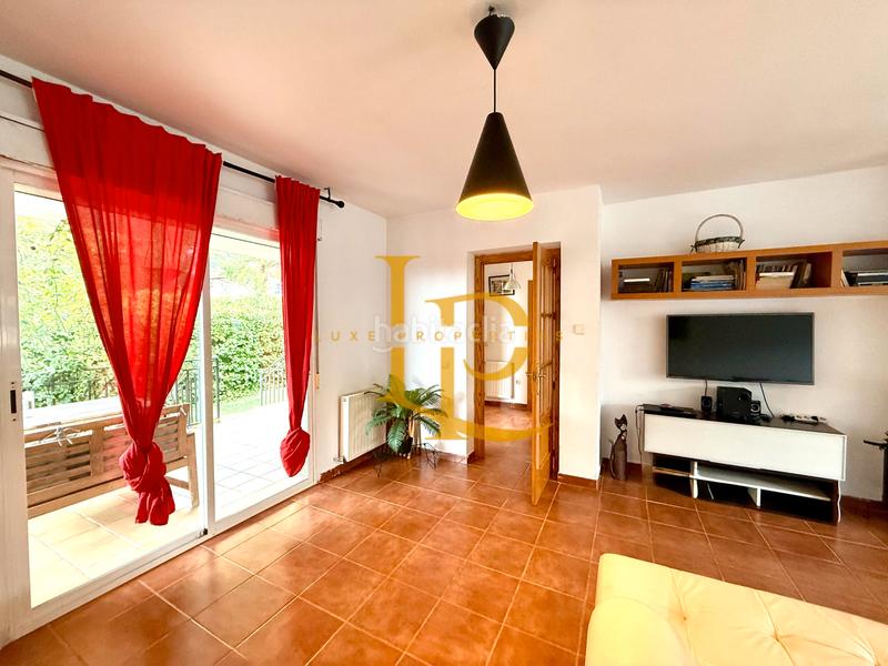 Foto fa950ea0-6832-48c5-9c4a-667a82d618f6. Chalet con camino riscaldamento parcheggio piscina in Casar (El)