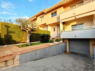 Casa adossada a Carrer Montsià