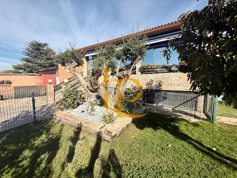 Foto 403ff9e5-32c7-4cd9-b85a-e5b7cdcdfbe7. Chalet avec cheminée chauffage parking piscine dans Torrejón del Rey