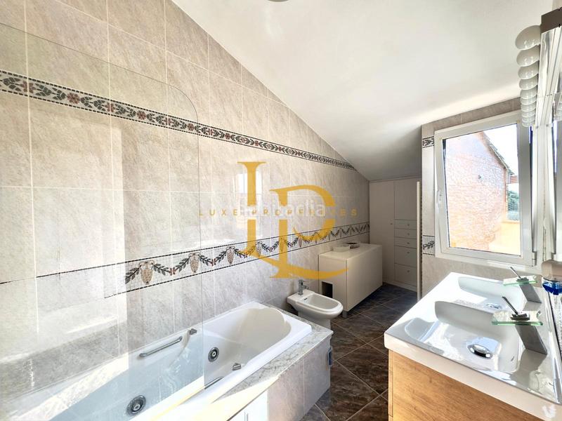 Foto 15cd093e-bc99-4dc2-b522-37396b7a163b. Semi detached house with fireplace heating parking in Rubí