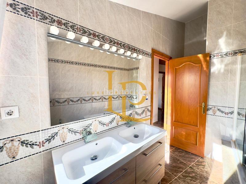 Foto 1ac6b3b1-4697-4f16-bd69-ee61c1bb4924. Semi detached house with fireplace heating parking in Rubí