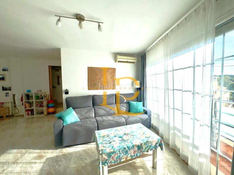 Foto 232c6078-b811-4e30-820c-cfa9fcc64261. Semi detached house with fireplace heating parking in Rubí