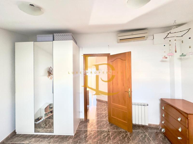 Foto 76d922e3-5d56-49b7-b9d7-c3c02af9db50. Semi detached house with fireplace heating parking in Rubí