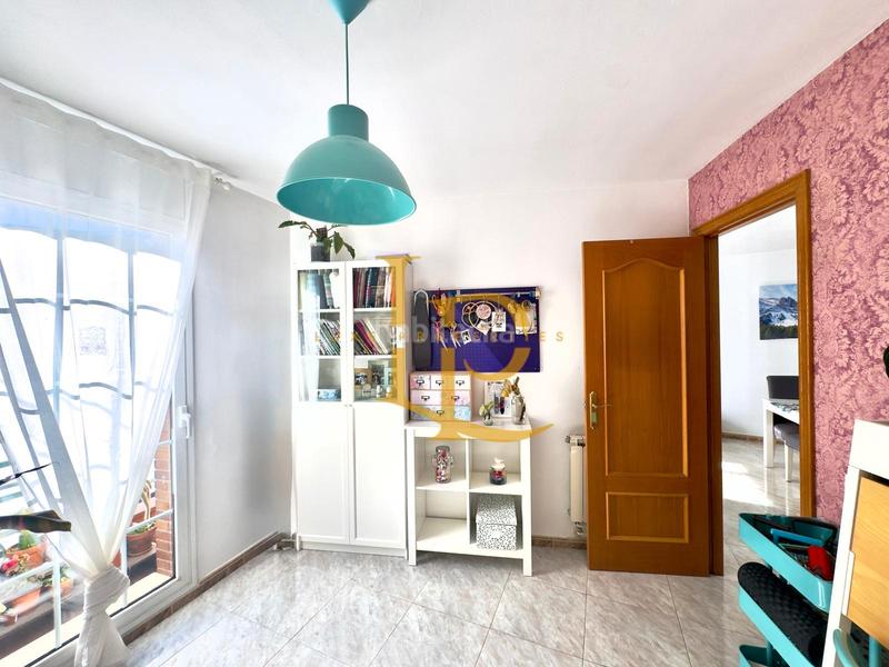 Foto b258e389-9b77-452f-8eba-85479fccbbd4. Semi detached house with fireplace heating parking in Rubí