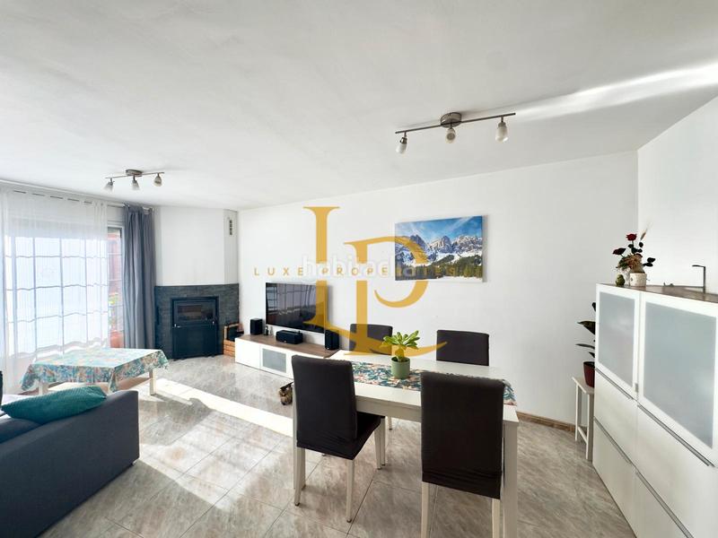 Foto e0278403-4dbb-49f4-8606-88f84ccf0353. Semi detached house with fireplace heating parking in Rubí