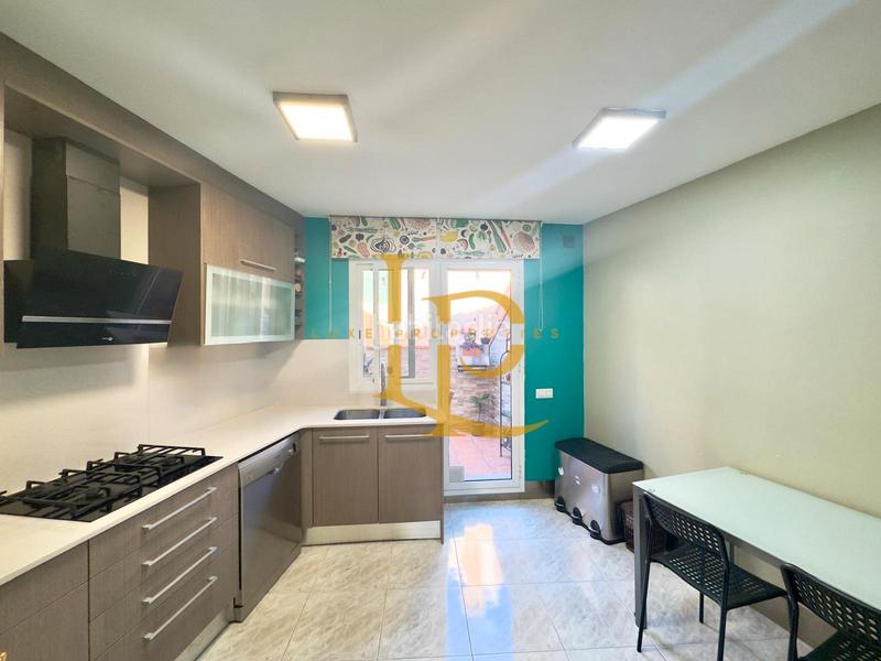 Foto edd06800-111c-4d10-beb2-470a925df3e8. Semi detached house with fireplace heating parking in Rubí