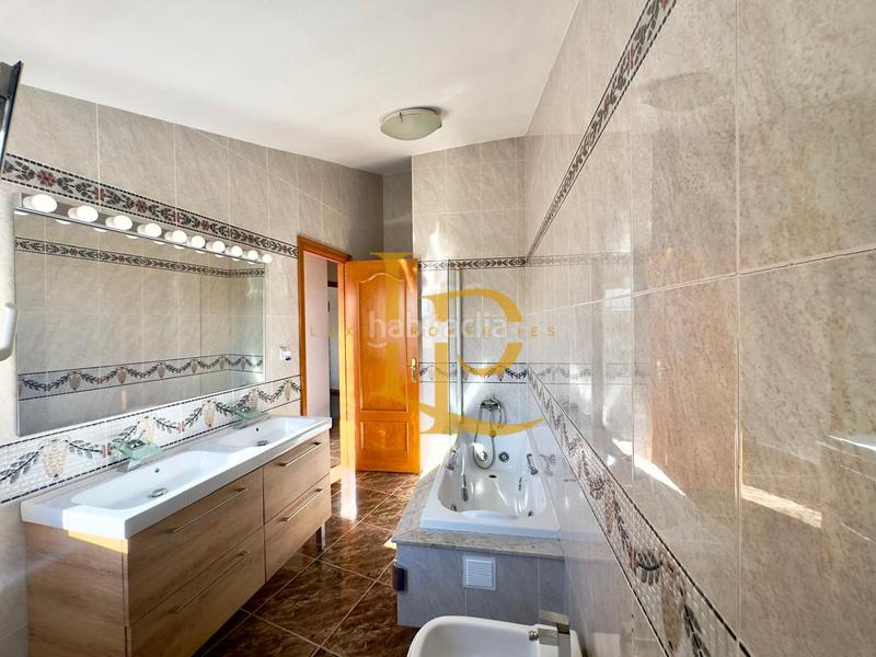 Foto ee3a52fb-7061-4ffd-bf07-4500fd2e2861. Semi detached house with fireplace heating parking in Rubí