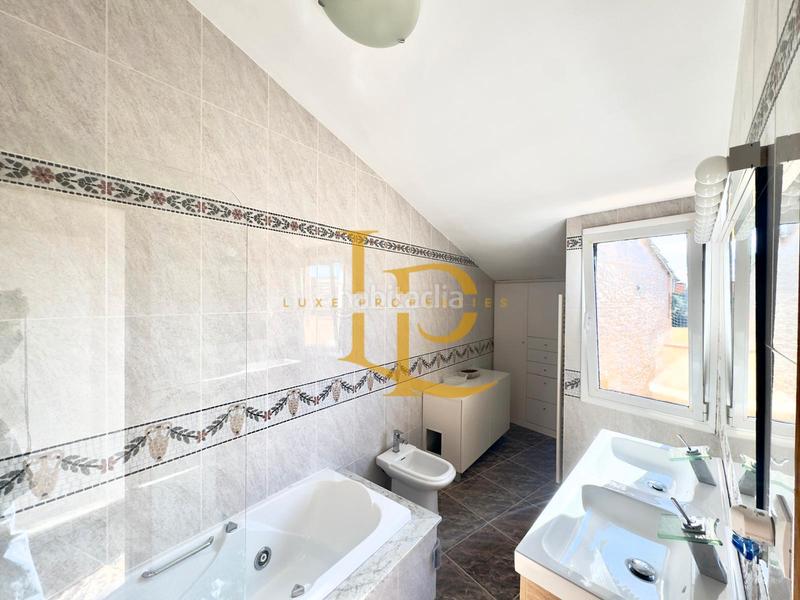 Foto f6193ede-a418-4a66-9a8d-d3ccd8d8f381. Semi detached house with fireplace heating parking in Rubí