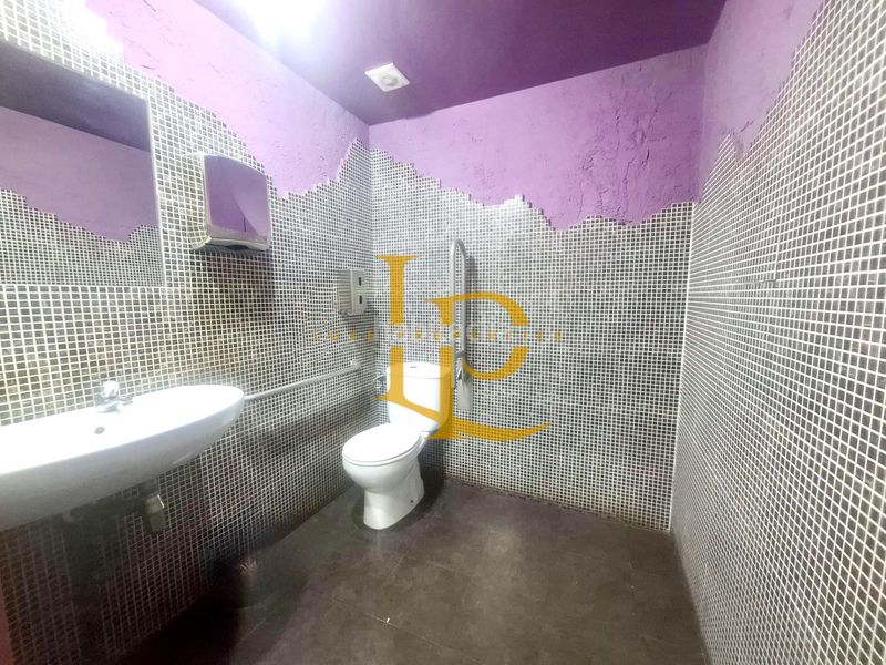 Foto eceb5aac-7a15-4832-ae45-7efff6bad0d8. Local comercial amb calefacció a Montbau Barcelona