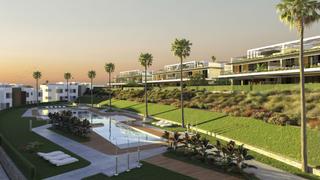 House in Bahía de Marbella. Urbanización cerrada en primera línea de golf