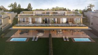 House in Bahía de Marbella. Urbanización cerrada en primera línea de golf