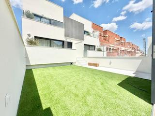 Casa adossada a Cox. Adosados de obra nueva en venta en cox  44 casas modernas con gr