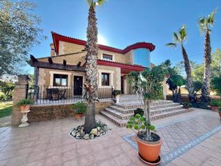 Chalet à Rojales. Descubre el lujo y la tranquilidad casa de campo en rojales con