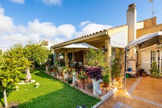 Chalet  Avenida baleares. Exclusivo chalet en esquina con gran jardín y sin gastos de comu