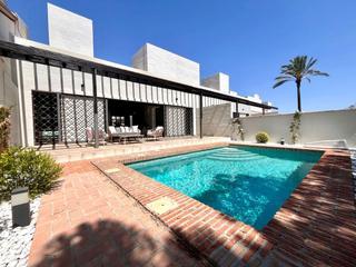 Casa adosada en Jerónimo y Avileses. Elegantes adosados de una planta con piscina privada en peraleja