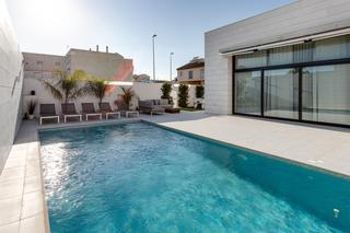 Xalet a Pilar de la Horadada Ciudad. Villa mediterranea en zona urbana cerca del mar