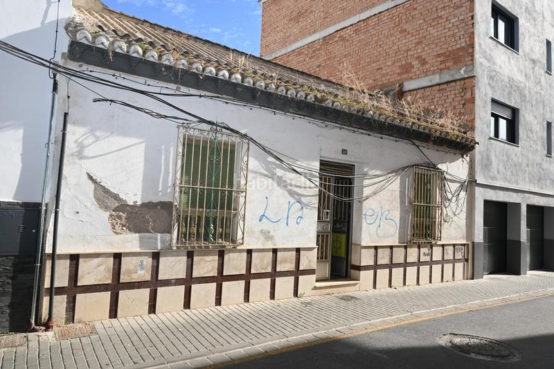 Foto d87a47f5-a6c7-45a4-b2a0-cb64e09d99fc. Casa adosada casa para reformar o para derribar de 175 metros de superficie !!! en Maracena