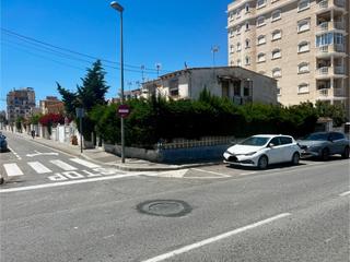 Dúplex a Nueva Torrevieja. Casa en esquina con gran jardín y acceso desde dos calles