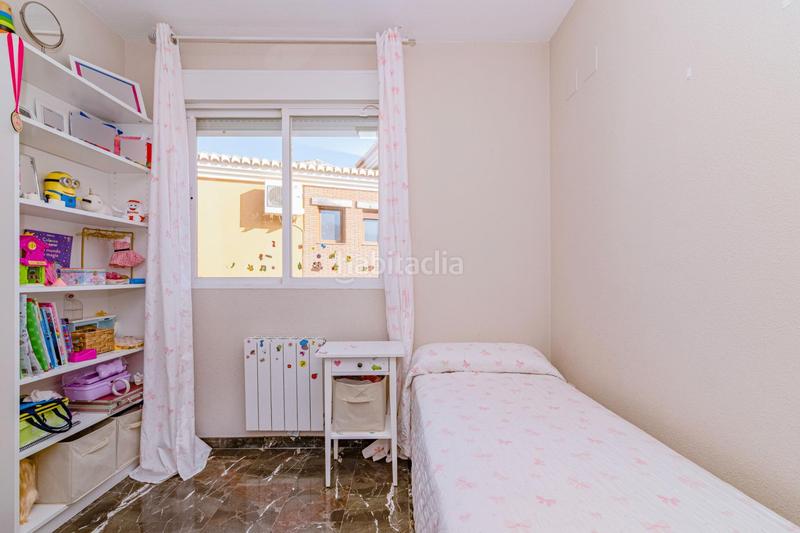 Foto b939ff4a-81a3-4ed5-aacb-19542f520460. Casa pareada en calle vendimia en Huétor Vega