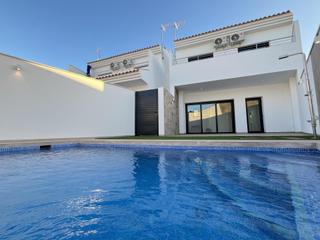Chalet en Los Cuarteros. Villa nueva a estrenar con piscina privada a solo 500 metros de