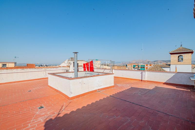 Foto db891870-b6d9-4984-949e-679a9c649131. Piso amplio piso en el centro con terraza, garaje y 3 trasteros. en Maracena