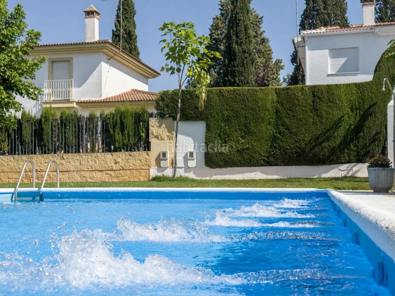 Foto 2a644824-17f4-418c-bc5a-82a3f94d0b56. Chalet en calle pinsapo (cub) chalet independiente en la prestigiosa urbanizacion pantano de cubillas en Albolote