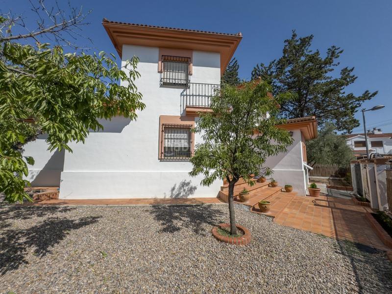 Foto c39e5f4e-ba8d-4f94-8cd8-19eafd967d07. Chalet en calle pinsapo (cub) chalet independiente en la prestigiosa urbanizacion pantano de cubillas en Albolote