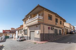 Casa a Atarfe. Gran casa en esquina en atarfe  4 dormitorios, piscina, garaje y