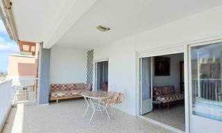 Àtic  Calle callosa del segura. Luminoso apartamento con terraza y vistas al mar y la montaña, a