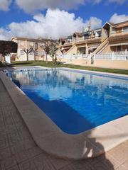 Haus in San Miguel de Salinas. Bungalow planta baja de 2 dormitorios con piscina comunitaria