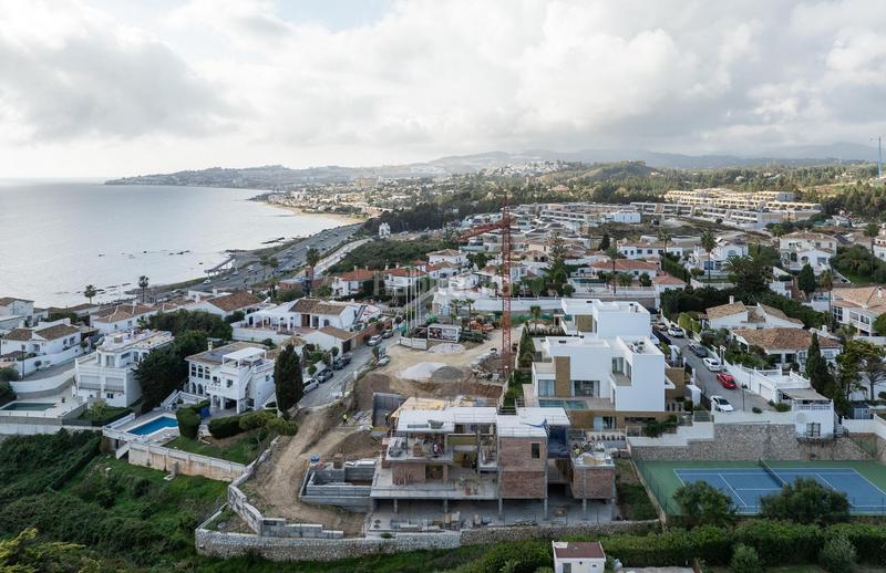 Foto 4a2ff699-4402-4125-9bca-8fe08fe91e22. Xalet amb aparcament piscina a El Faro de Calaburra - Chaparral Mijas