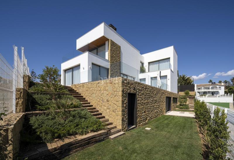 Foto 66384575-31f0-4d5a-9ac1-e389e8c28559. Xalet amb aparcament piscina a El Faro de Calaburra - Chaparral Mijas