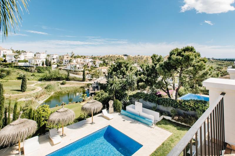 Foto b2c50f83-9772-422c-a90b-6d246996a0d9. Chalet avec parking piscine dans La Concha - Resina Golf Estepona