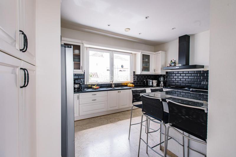 Foto d2a34bb3-682b-4c9e-87ae-f8abffdd55f2. Chalet avec parking piscine dans La Concha - Resina Golf Estepona