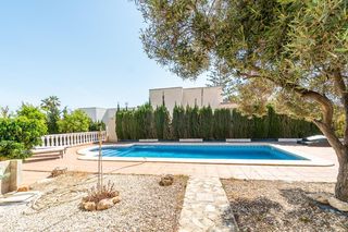 Chalet en Calle mimosas 2. Villa en la playa de la mata torrevieja