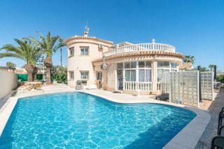 Chalet  Calle salvador dalí 127. Gran villa independiente con piscina y garaje en playa flamenca