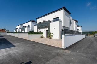 Zweistöckige Wohnung in Panorama-Sierramar. Bungalows de 3 dormitorios en residencial exclusivo en gran alac