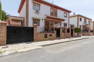 Casa aparellada a Gójar. Chalet pareado con piscina por solo 289.900!!!