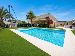Chalet en Avenida garcia lorca 27. Chalet independiente en planta única con piscina nueva  torreta