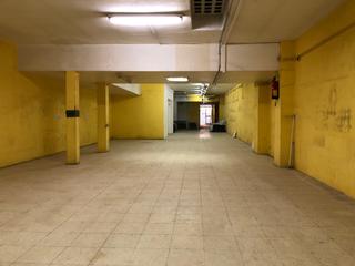 Business premise in Carrer del doctor martí julià 27b. Junto mercado de collblanc.