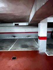 Car parking in Plaça dels Patins. Plaza de aparcamiento en el centro