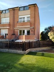 Casa adossada  Llu�s companys. Casa unifamiliar en mollerussa con gran zona ajardinada