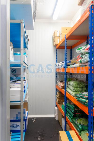 Foto 5bbec9e5-be01-4b7d-b053-e6f339ac9e10. Traspaso local comercial traspaso supermercado congelador en Badalona